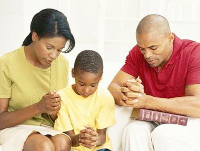 Cómo enseñar a orar a nuestros hijos