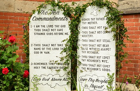 Fueron Abolidos los Diez Mandamientos
